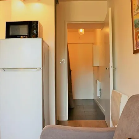 St Raphael : Studio 50m Plage 4 Personnes Terrasse Апартаменти